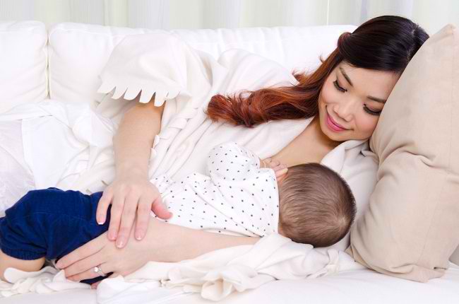 Ulike ammestillinger for mor og baby komfort