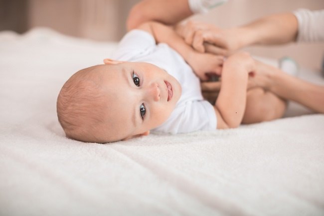 Sjekk fordelene med fuktighetskrem for babyens tørre hud her