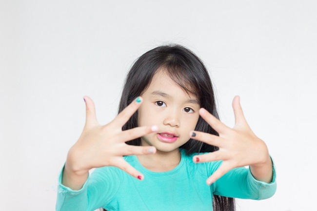 Onko lasten turvallista käyttää kynsilakkaa?