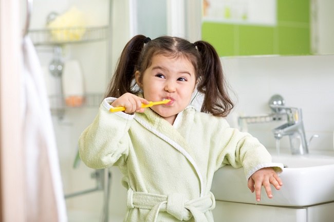 Kom nu, gør det sjovt at børste tænder for din lille
