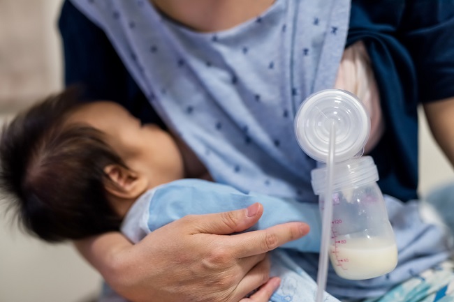 Sữa mẹ là thức ăn cho trẻ trong 6 tháng đầu