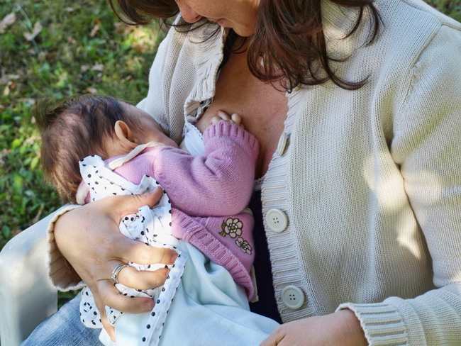 Choosing Breastfeeding Clothes to Comfort Breastfeeding in Public Places