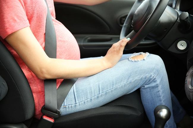 Er det sikkert for gravide kvinder at køre bil?