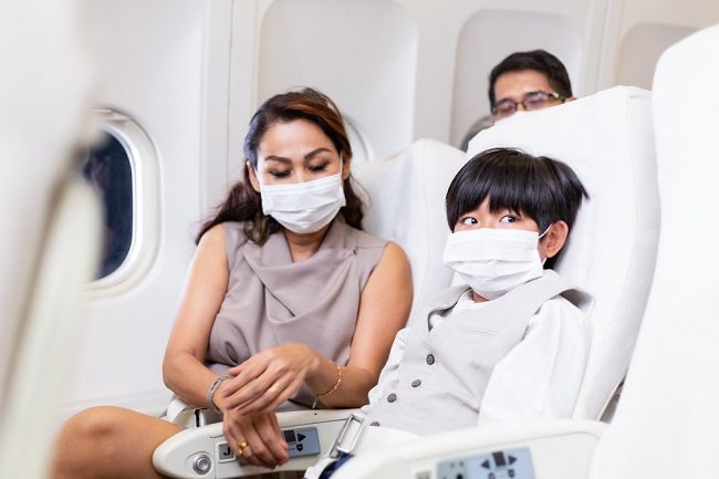 Je bezpečné vzít děti do letadla během pandemie?