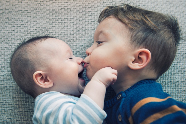 For at den ældre bror ikke er jaloux på sin nye søskende, så brug disse tips!