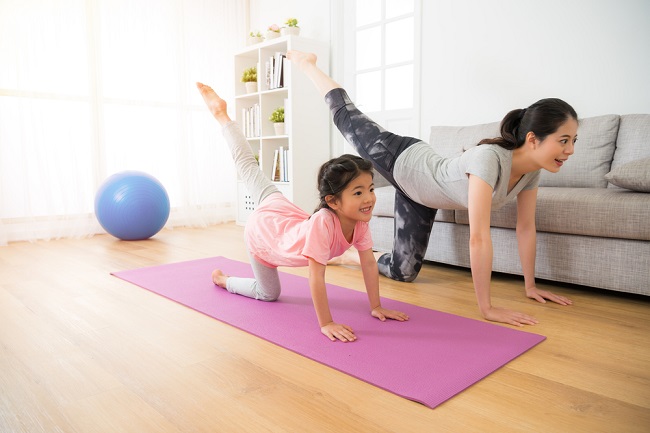 Mor, her er fordelene ved yoga for børn