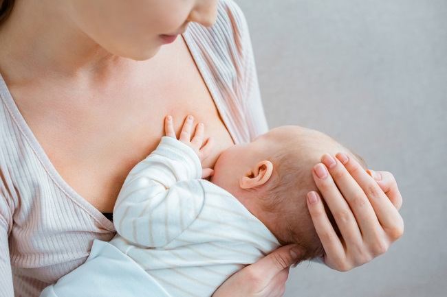 4 consells per a una lactància materna còmoda quan el nadó té les dents