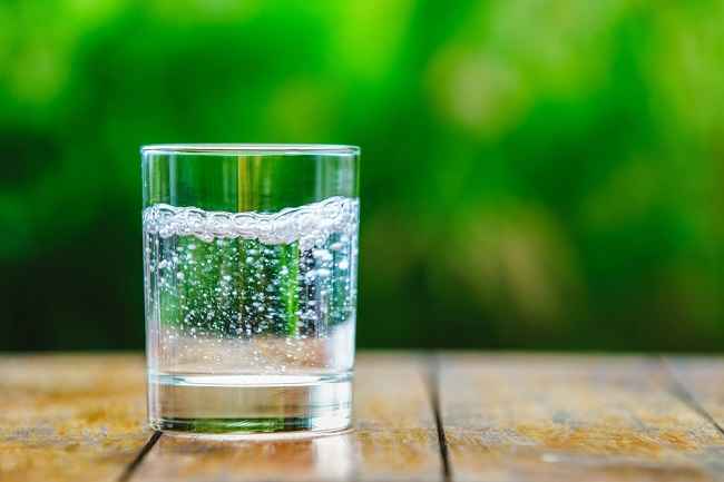 Dzirkstošā ūdens priekšrocības un draudi ķermeņa veselībai
