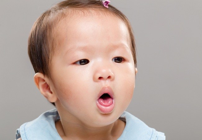 Observant les causes de la tos en els nadons
