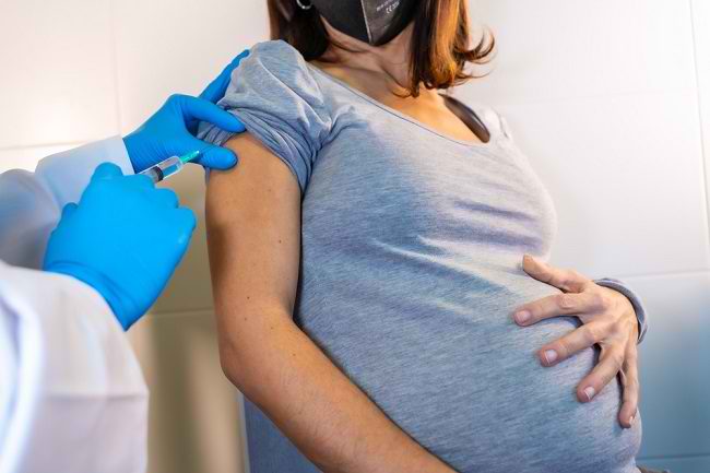 حاملہ خواتین اور دودھ پلانے والی ماؤں کے لیے COVID-19 ویکسین کے بارے میں