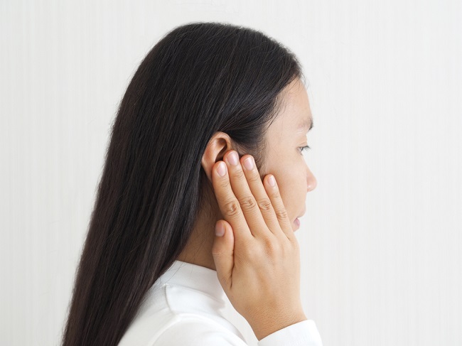 Spoznajte vzrok za smrdečimi ušesi