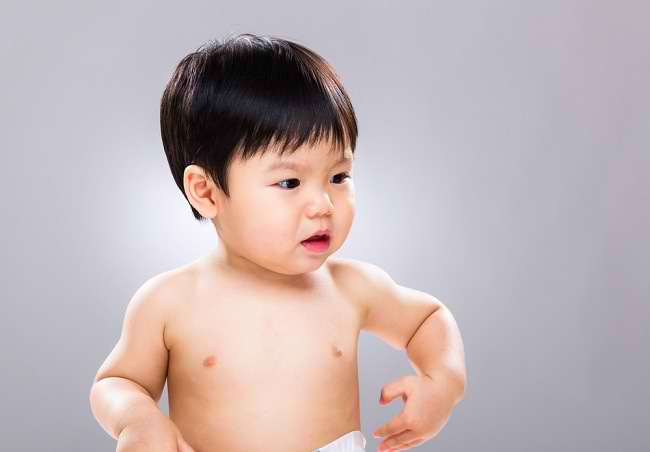Rozpoznejte různé typy kožních alergií u miminek a dětí