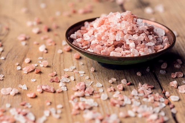 Да ли је хималајска со заиста кориснија од обичне соли? Проверите чињенице овде!
