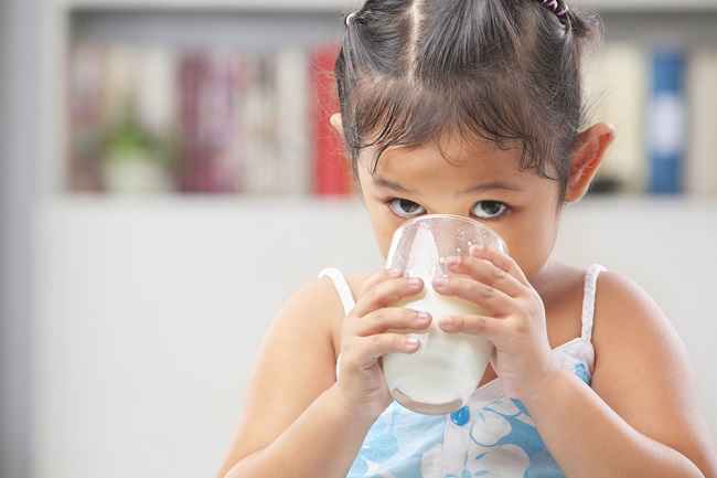 Lad ikke børn drikke for meget mælk, det er risikoen!