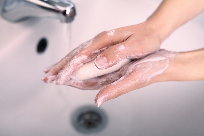 बार-बार हाथ धोने से सूखे हाथ? यहां जानिए समाधान