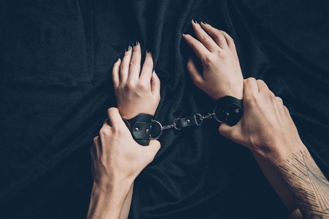 Pochopení BDSM a jak se liší od sexuální deviace