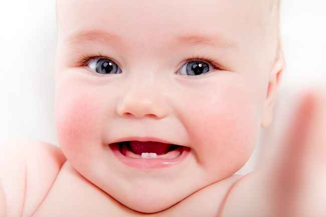 Onko normaalia, että vastasyntyneellä on hampaat?